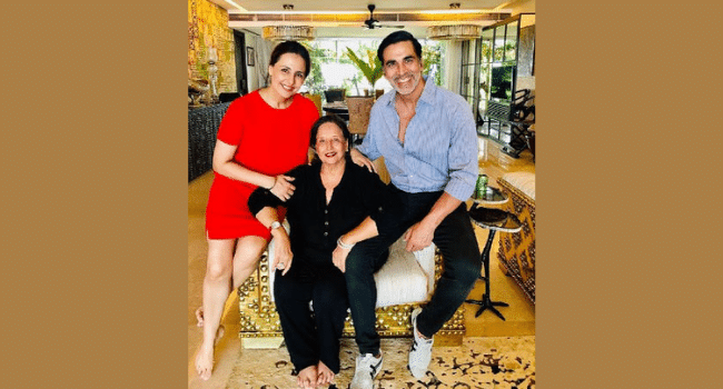 Akshay Kumar Mother and his Sister