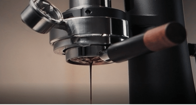 Manual coffee maker and extraction with bottomless portafilter